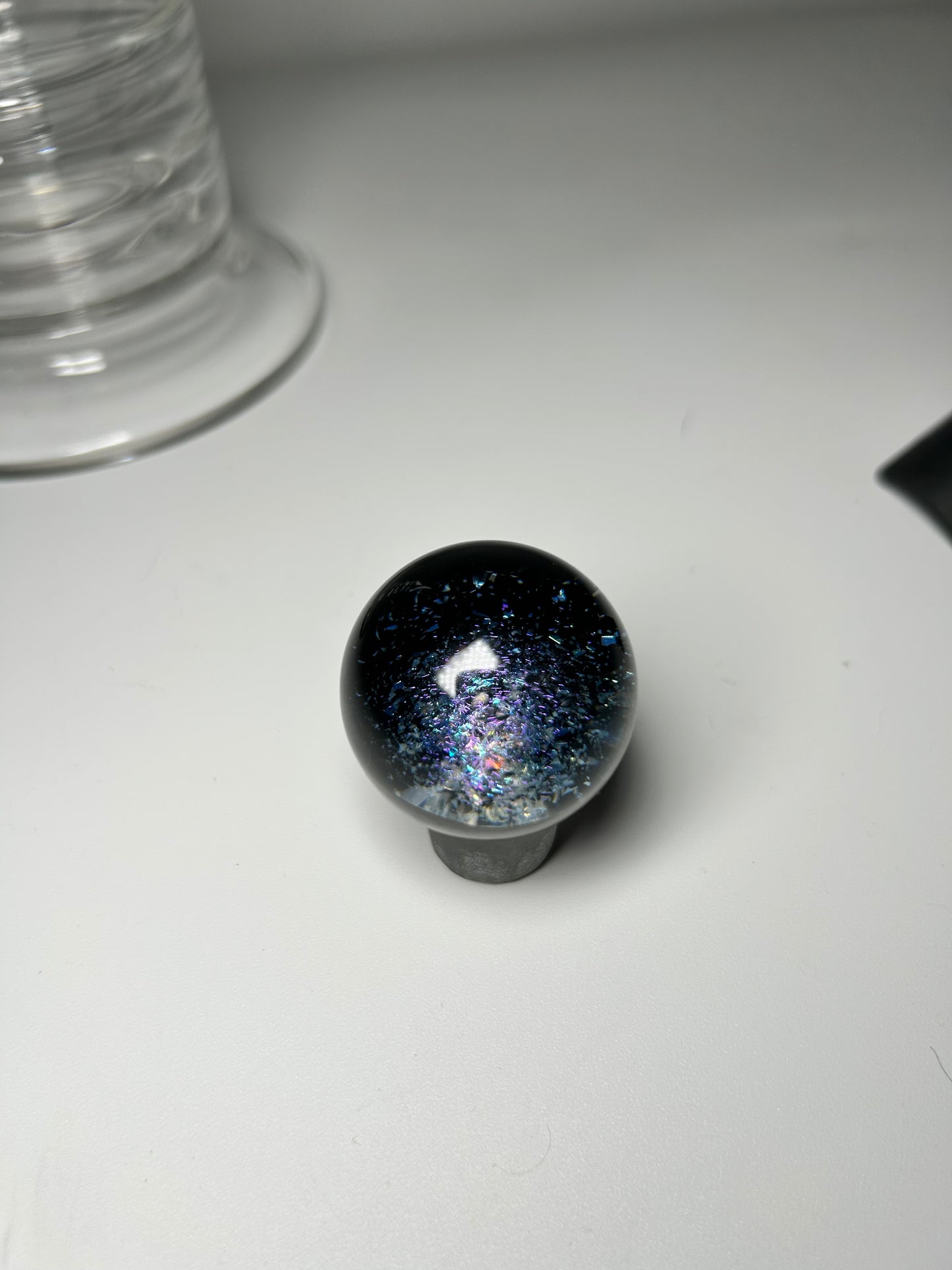 decanter with dichro stopper