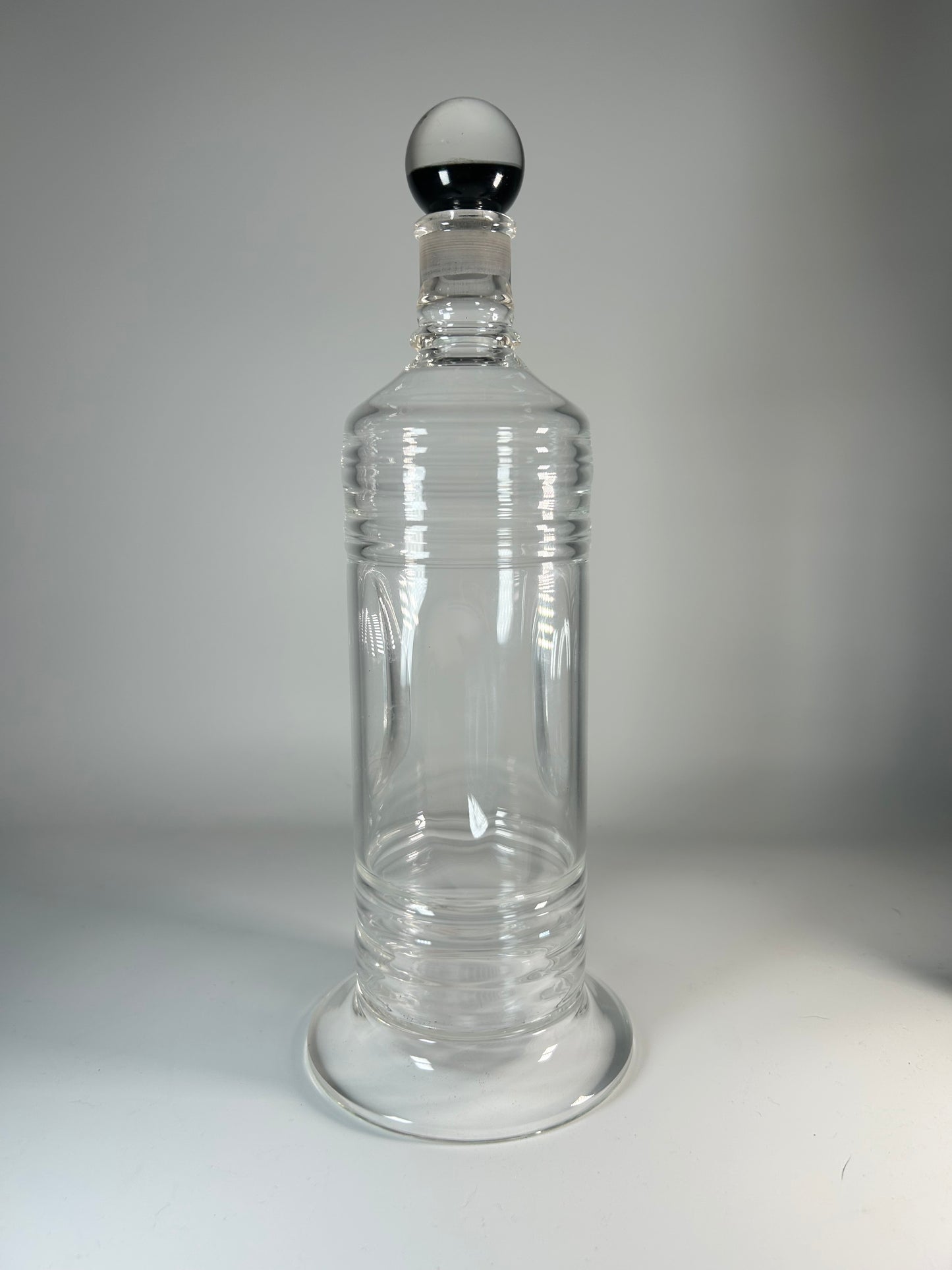 decanter with dichro stopper